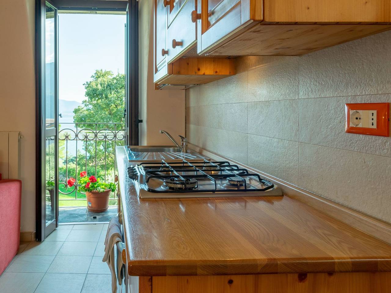 Ganze Wohnung, Studio-Apartment mit Balkon mit Seeblick und Zugang zum Garten in Riva di Solto, Gemeinde Riva di Solto