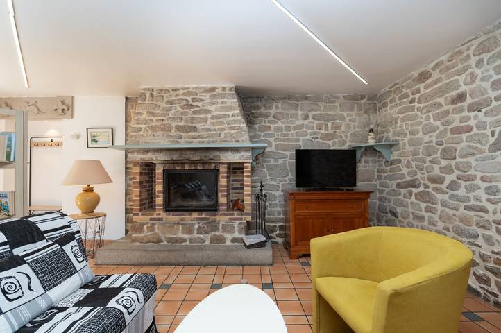 Holiday Home 'Gite Ar Maez' with Private Terrace, Shared Garden and Wi-Fi in Saint-Nolff, Regionalt naturreservat i Golfe du Morbihan