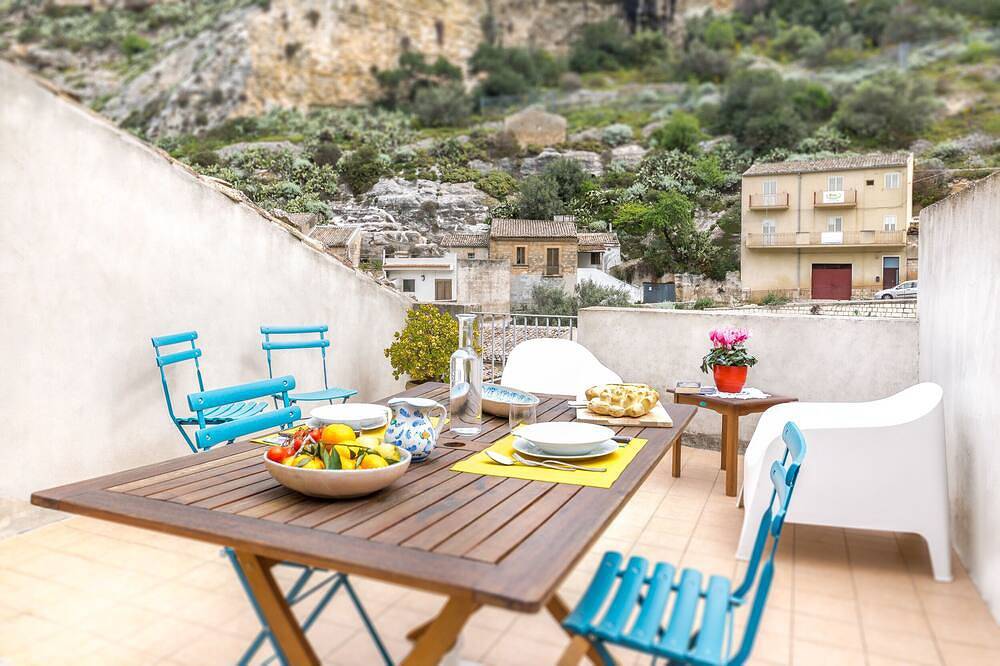 Rooftop house in the center, 2/4 guests, free illimited Wifi, free parking in Scicli, Ragusa Province