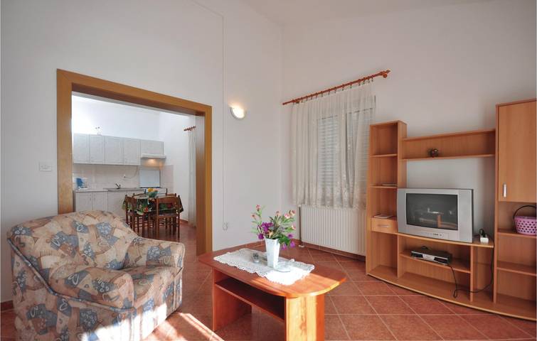 Apartamento vacacional entero, Acogedor apartamento con terraza, cocina y aparcamiento cerca de la playa de Uvala Bočići in Trogir, Čiovo