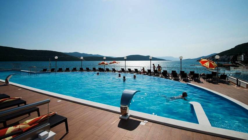 Hôtel pour 4 personnes, avec vue ainsi que jardin et piscine