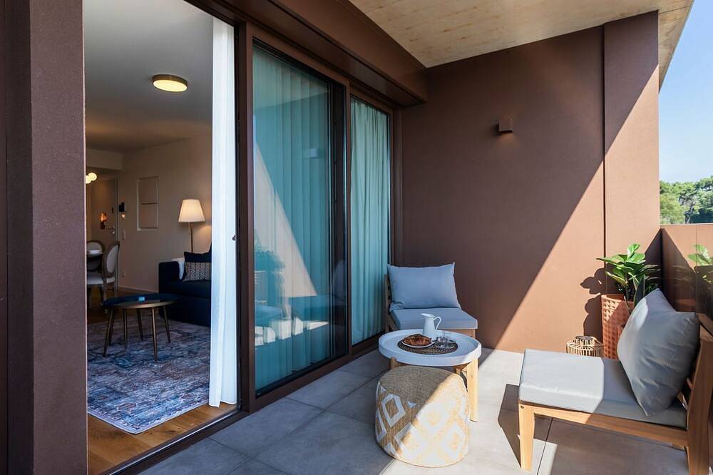 Apartamento inteiro, Contemporary Oasis w/ Balcony by Lovelystay in Oliveira do Douro, Distrito do Porto