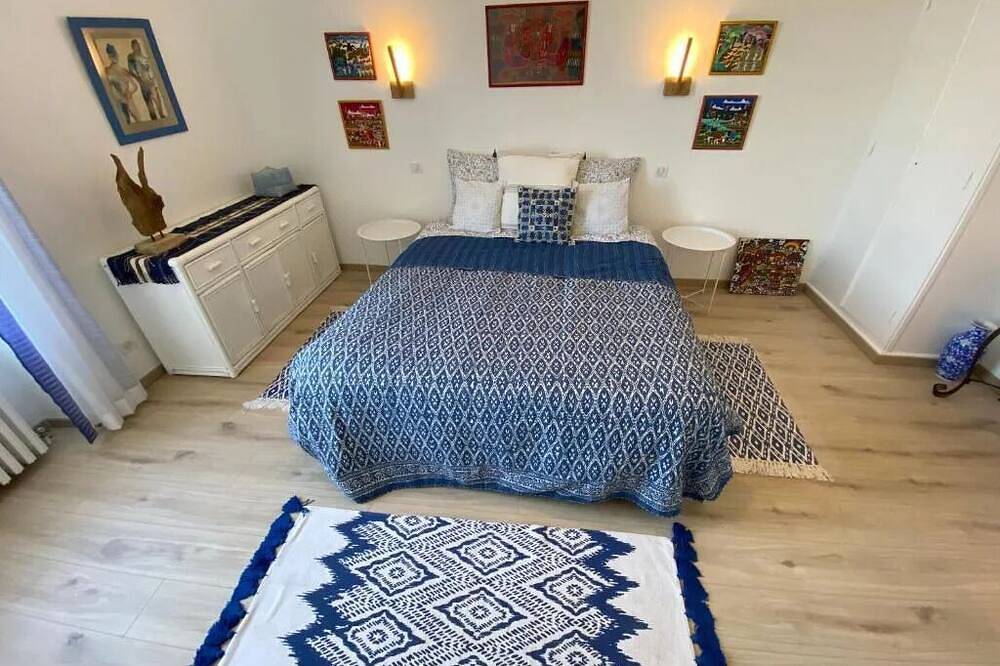 The colors of Commarin Chambre Blanche  in Commarin, Beaune region