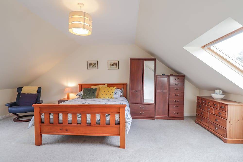 Iola, romantic, character holiday cottage in Drumnadrochit, Loch Ness in Drumnadrochit, Highlands