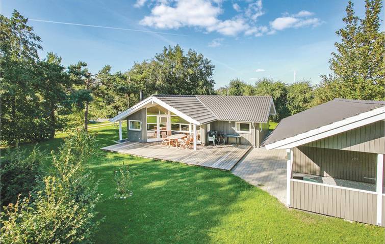Ferieudlejning for 8 personer, med Terrasse og Jacuzzi såvel som Have og Sauna i Reersø