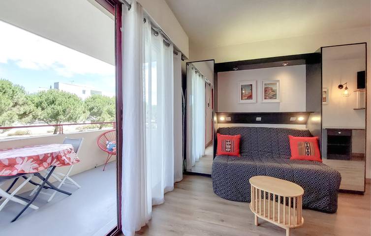 Entire holiday apartment, Cozy Apartment 600m from Beach with Pool and Free Parking in La Rochelle, La Rochelle region