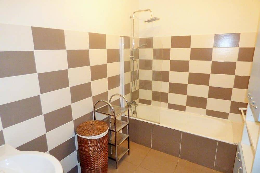 Apartamento entero, Frente a la playa, vista completa al mar, puerto a pie, terraza de 40 m². in Le Brusc, Six-Fours-les-Plages