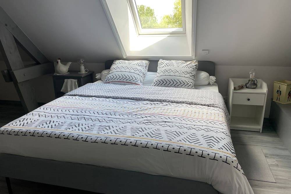 Spacious room with pool and private parking in Montreuil-le-Henri, Sarthe