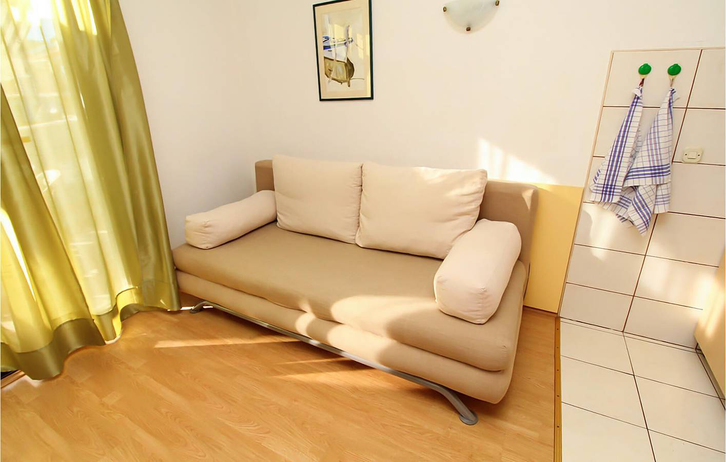 Ganze Ferienwohnung, Charmantes 200 m vom Strand entferntes Apartment mit Terrasse und Parkplatz in Zivogosce, Makarska Riviera