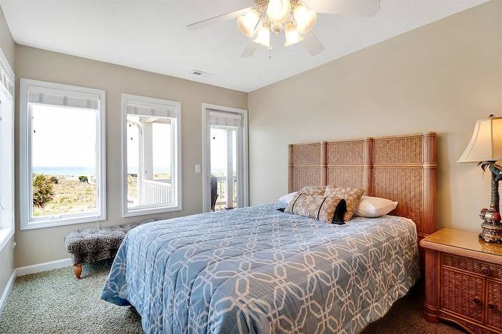 Vacation rental for 14 people, with yard and balcony in Holden Beach