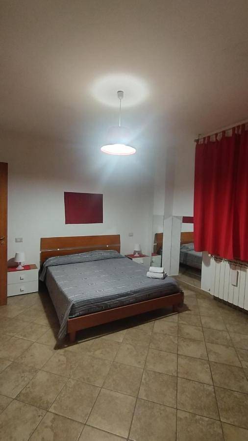 Ferienwohnung für 6 Personen, mit Balkon und Terrasse sowie Garten und Ausblick in Isca sullo Ionio