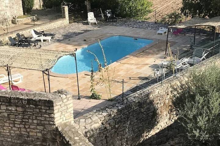 Gîte pour 5 personnes, avec Balcon ainsi que Jardin et Piscine