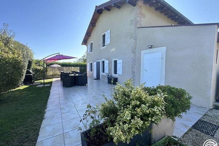 Location de vacances pour 12 personnes, avec jardin à Péronnas