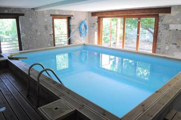 Gîte pour 4 personnes, avec piscine et sauna ainsi que jardin et terrasse à Noyarey