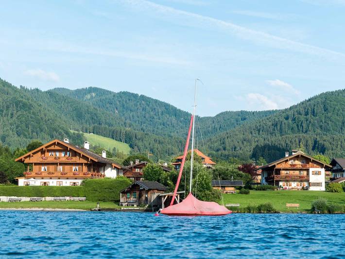 Ferienwohnung für 2 Personen, mit Ausblick und Seeblick sowie Balkon und Garten in Bad Wiessee