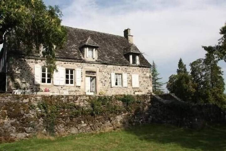 Location de vacances pour 12 personnes, avec jardin et terrasse à Sauvat