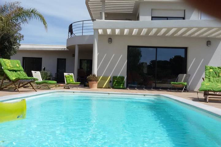 Location de vacances pour 8 personnes, avec Balcon ainsi que Terrasse et Jardin dans Pointe Des Chevaliers Hyeres