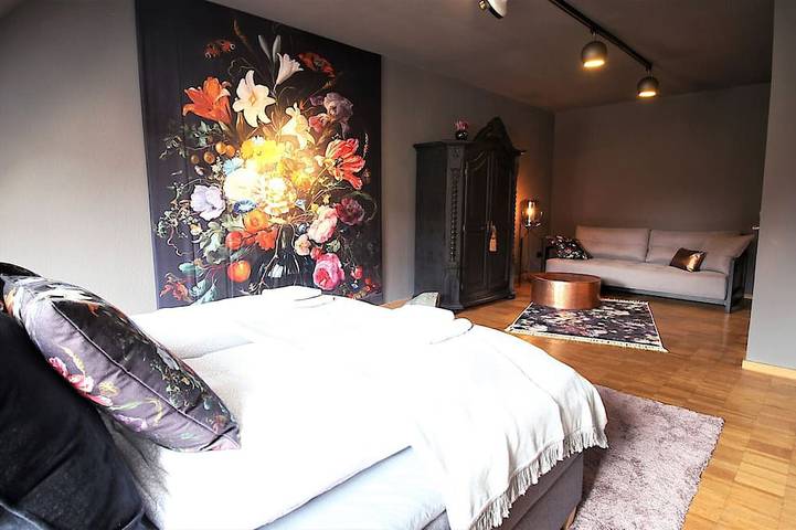 The George Rooms No. 32 "Dark Floral" in Würzburg, Fränkisches Weinland
