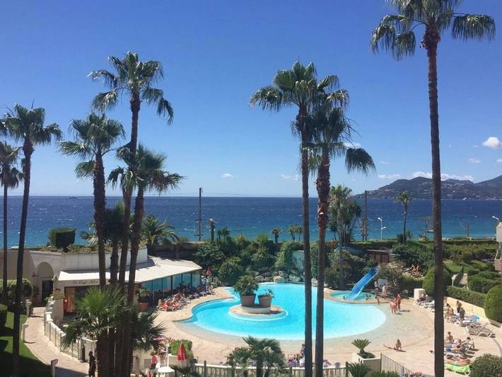 Gîte pour 4 personnes, avec bassin pour enfant et jardin ainsi que piscine et vue, adapté aux familles dans Office De Tourisme Cannes La Bocca - 3