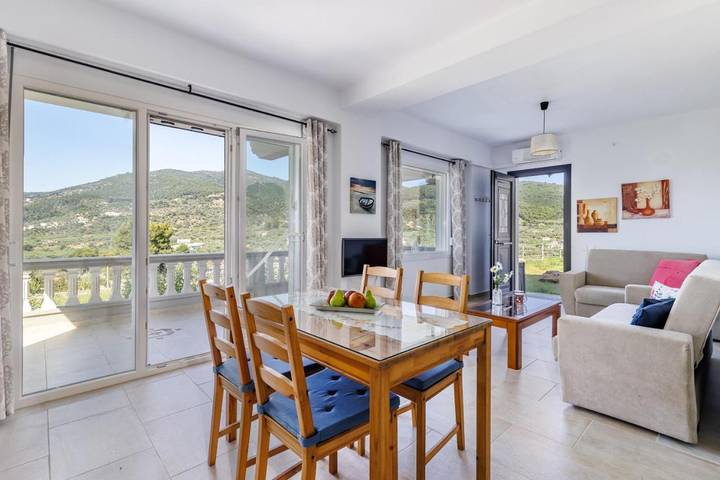 Ferienwohnung für 3 Personen, mit Balkon und Terrasse sowie Garten und Ausblick auf Skopelos