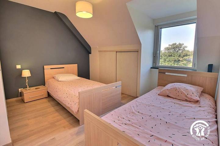 Location de vacances pour 8 personnes, avec terrasse ainsi que jardin et piscine à Monterblanc - 4