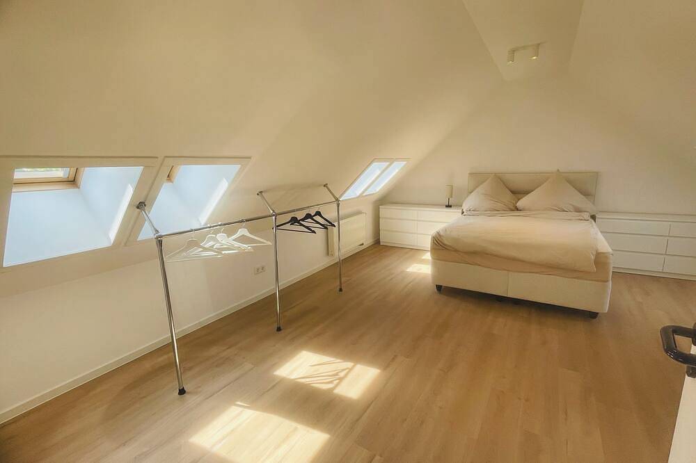 Appartamento intero, Large, fully equipped apartment with parking spaces in Düsseldorf, Dusseldorf e dintorni