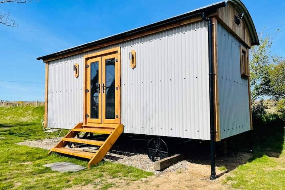 Warm, cosy Shepherds Hut near coastal path! in Goodwick, Pembrokeshire