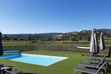 Gîte pour 4 personnes, avec balcon ainsi que jardin et piscine à Ménerbes