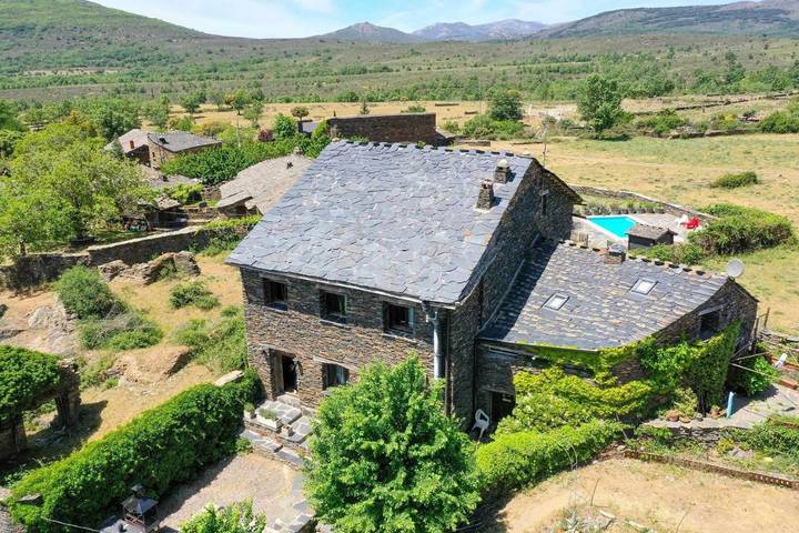 Casa rural para 20 personas, con terraza además de piscina y vistas, Se admiten mascotas en Sierra Norte de Guadalajara - 2