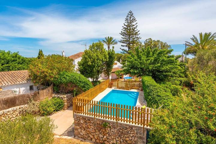 Location de vacances pour 6 personnes, avec piscine et jardin, adapté aux familles à Es Castell - 3