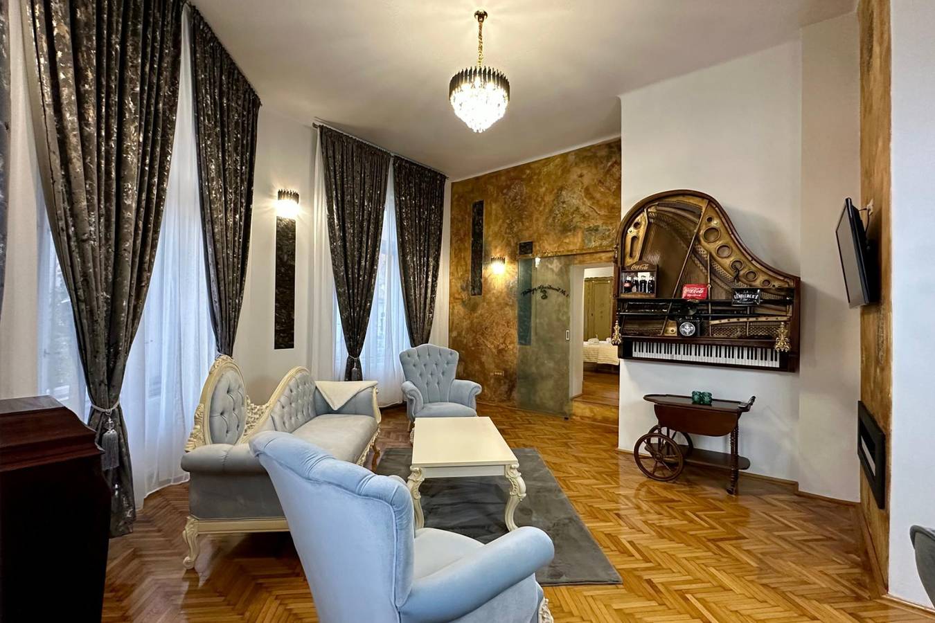 Ganze Ferienwohnung, 1 Bed Royal Escape - City Central, Wifi in Arad