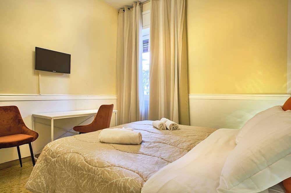 Stanza arancione bagno condiviso e cucina -Voliera in Vérone, Province de Vérone