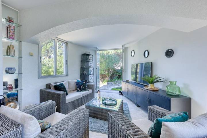 Location de vacances pour 6 personnes, avec terrasse et jardin dans Casino De Cavalaire - 2