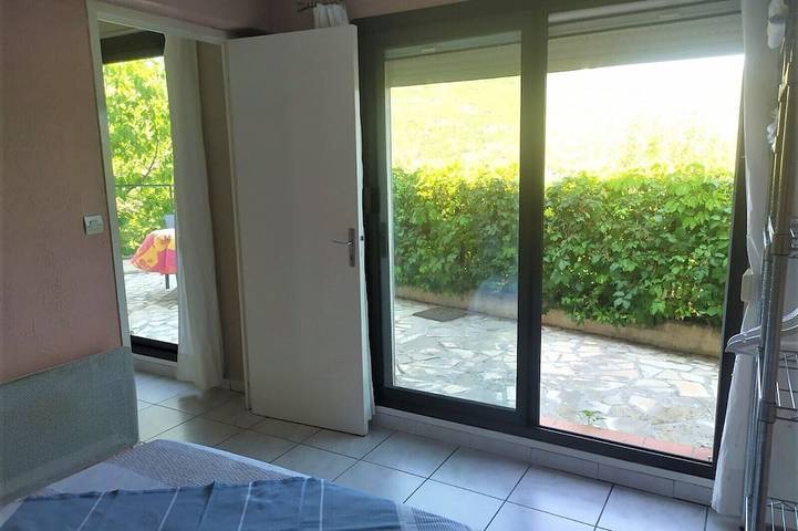 Gîte pour 2 personnes, avec terrasse ainsi que piscine et jardin à Bendejun - 3