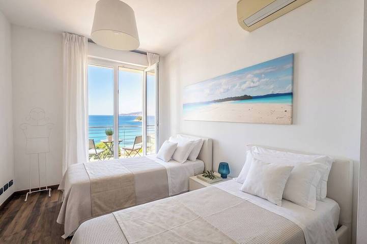 Ganze Wohnung, Clicksardegna Sea Breeze mit Terrasse direkt am Meer und Blick auf Capo Caccia in Sant'Anna, Alghero