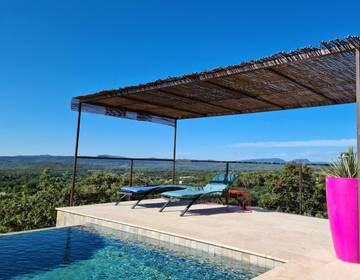 Gîte pour 2 personnes, avec jardin ainsi que piscine et vue, adapté aux familles à Cotignac