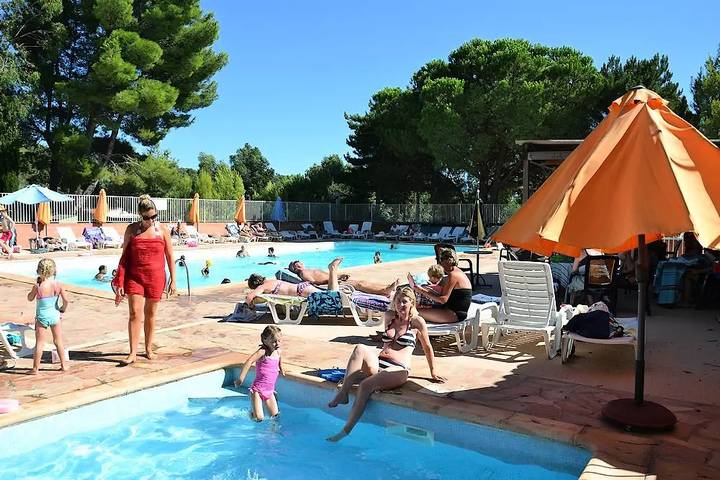 Camping pour 4 personnes, avec piscine et terrasse, animaux acceptés