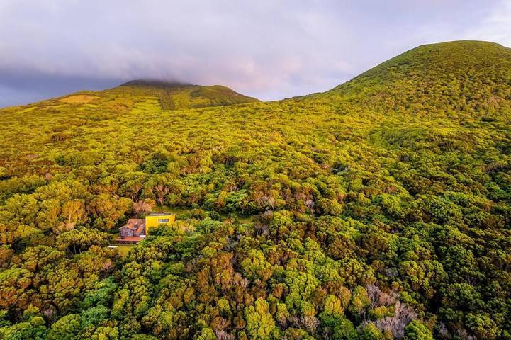 Location de vacances pour 6 personnes, avec vue et jardin dans Capelo