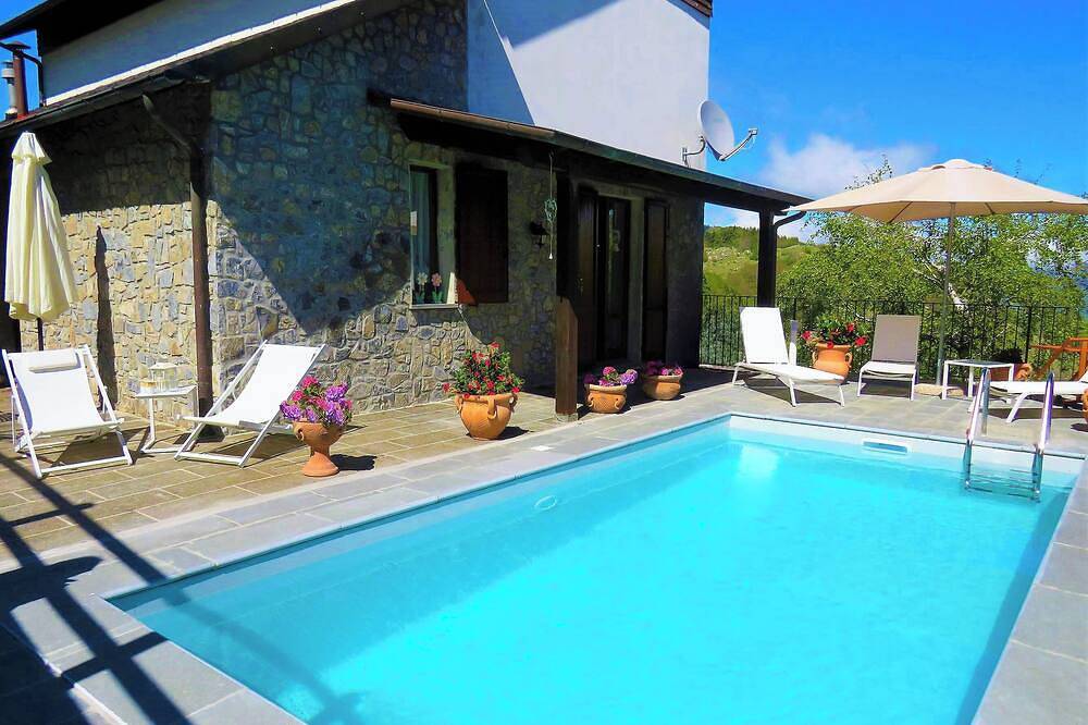 Chalet im bergstil, herrliche Aussicht, eigener Pool, Restaurants zu Fuß, Wifi in Garfagnana