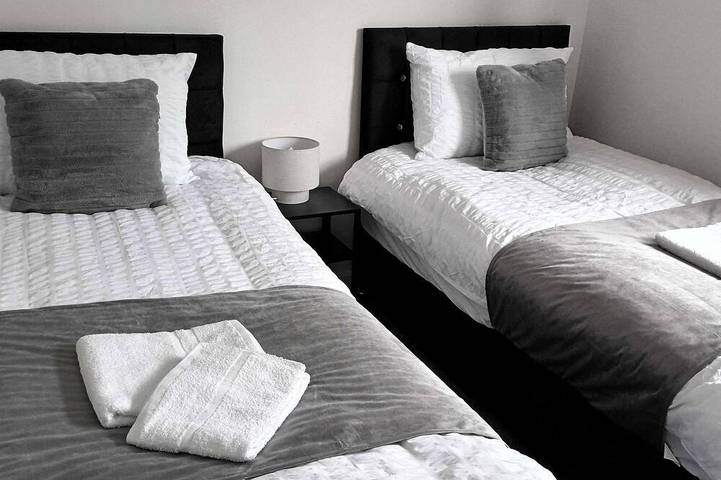 Superb Central Location-Station-Airport-Parking in Luton, Chiltern Hills