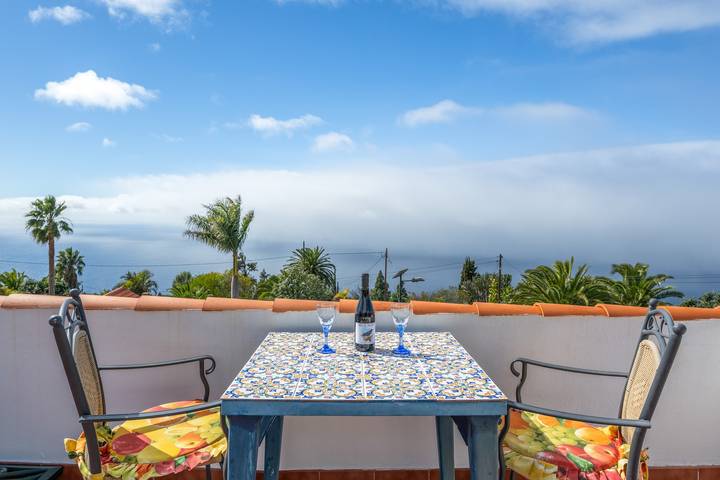 Apartamento entero, Casa 'Isabel' con vistas al mar, terraza privada y Wi-Fi in Tijarafe, La Palma Norte