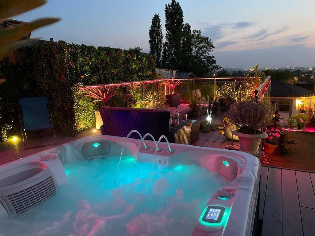 Spa de la Lune - Private love room suite with terrace and view - Air Conditioned- Double jacuzzi - Sauna - King size bed - Free Wifi - Free parking - Free breakfast - Close to Cdg airport and to the North of Paris in Clichy-sous-Bois, Seine-Saint-Denis