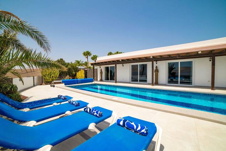 Ferienhaus für 8 Personen, mit Terrasse und Garten sowie Whirlpool in Puerto Calero Marina