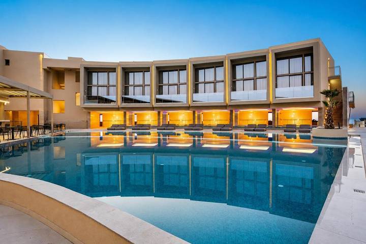 Hôtel pour 3 personnes, avec Balcon et Terrasse ainsi que Jardin et Piscine