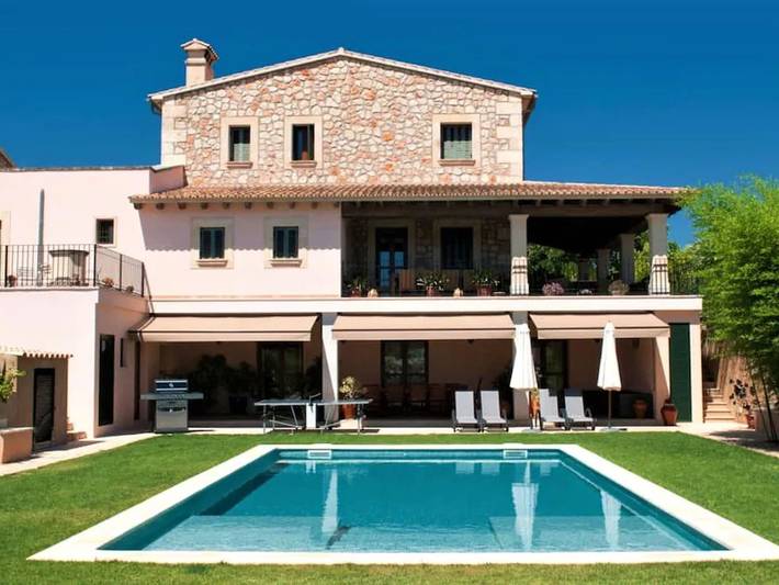 Log cabin for 12 people, with garden and pool, with pets in Majorca