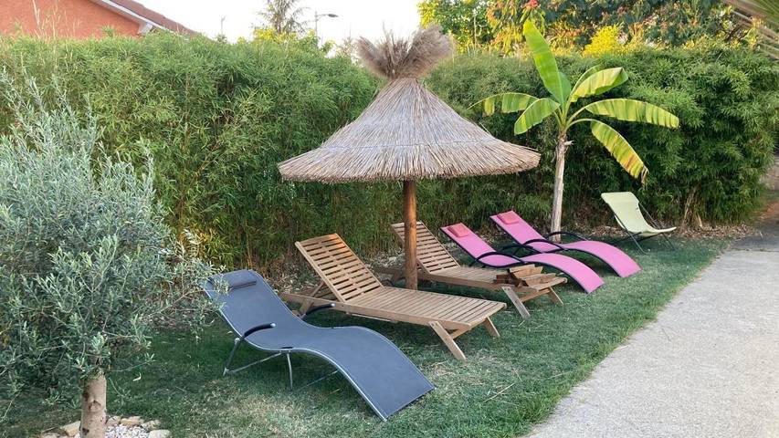 Location de vacances pour 12 personnes, avec vue ainsi que jardin et piscine, animaux acceptés à Saint-Galmier - 4