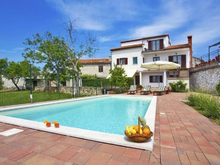 Ferienhaus für 10 Personen, mit Terrasse und Garten sowie Pool, mit Haustier