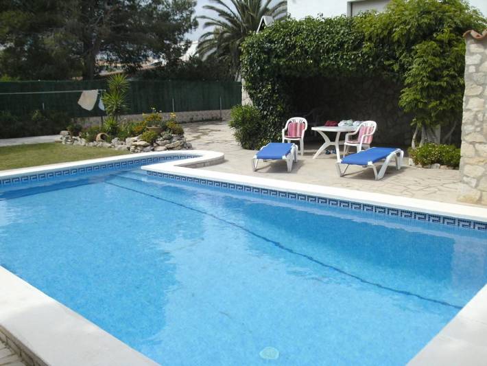 Location de vacances pour 6 personnes, avec jardin ainsi que piscine et terrasse, animaux acceptés dans Les Tres Cales