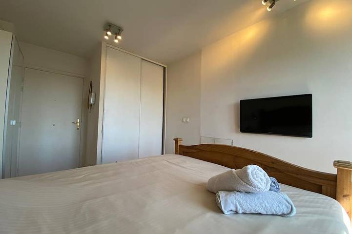 Entire apartment, View of Fourvière, 1 min from the metro + free, secure parking in Caluire-et-Cuire, Lyon region
