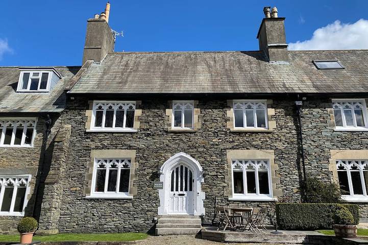 Holiday rental for 12 people, with hot tub and terrace as well as garden, with pets in Windermere